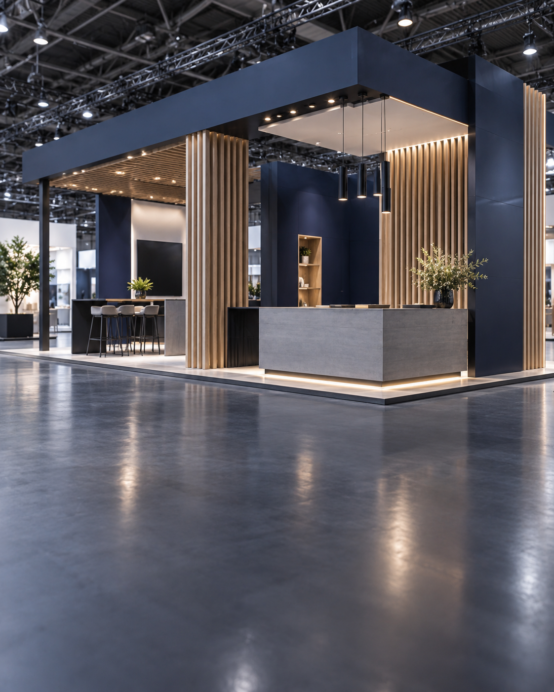 Individuell gebauter Messestand mit dunklen und hölzernen Elementen